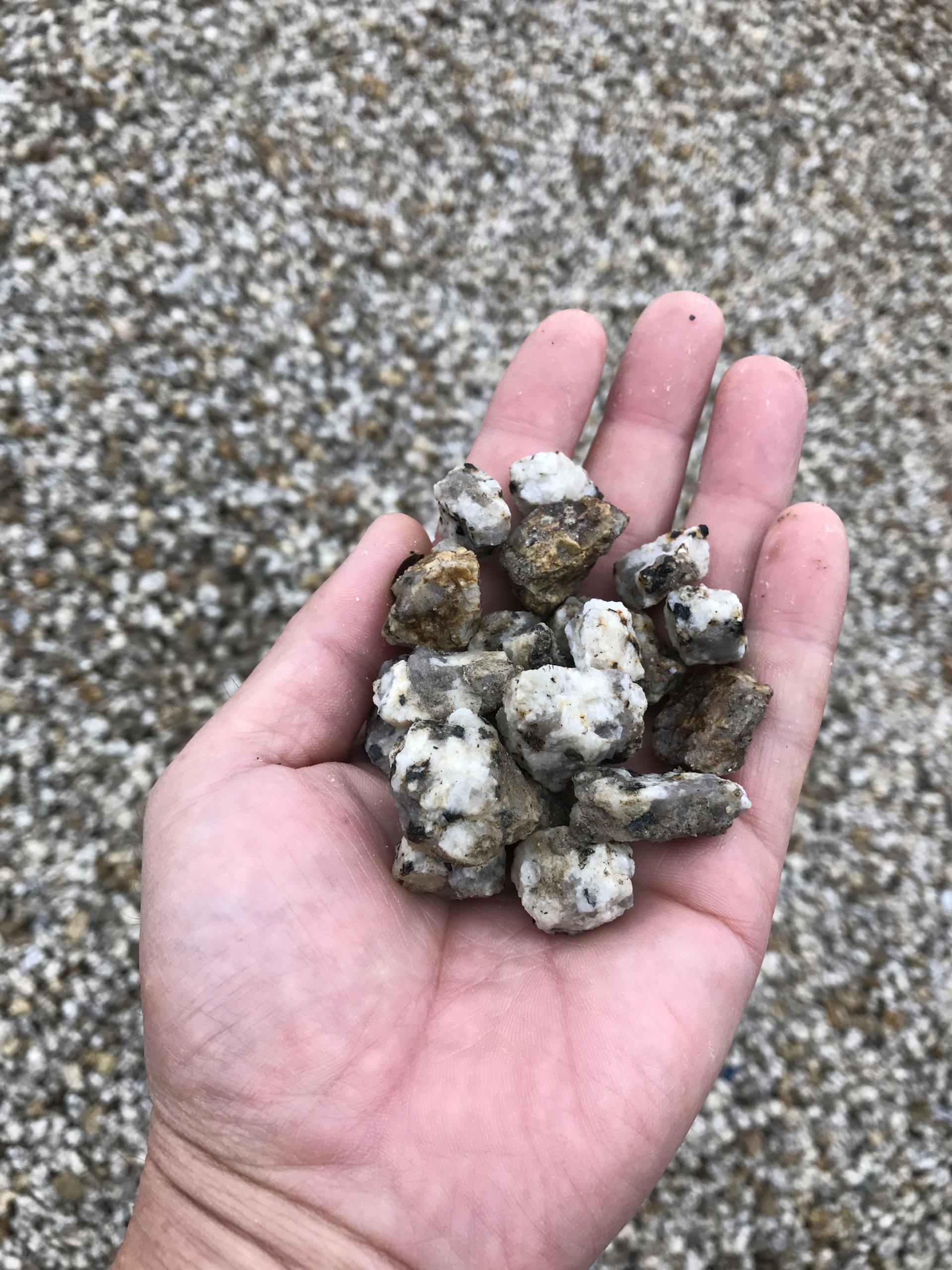 砂利の和風 洋風 化粧砂利のこと 川越市 リノベーション エクステリア 外構 小屋 神山工業所