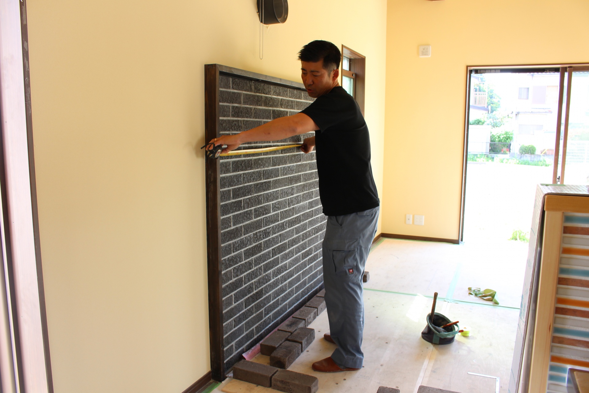 薪ストーブのレンガを敷きました 無垢の素材にこだわった鶴ヶ島市のお宅 川越市 リノベーション エクステリア 外構 小屋 神山工業所